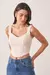 Cropped Bárbara rosa claro com recortes estruturados e shape justo, decote feminino e moderno