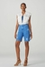 Foto frontal da modelo com o look completo com a Bermuda mari com bordado lateral e destroyed