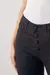 Calça jeans skinny preta com botões forrados, detalhe na cintura alta e acabamento moderno.
