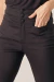 Calça Flare Preta acetinada de cintura alta e botões forrados, foto frontal com foco nos detalhes do produto.
