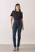 Calça skinny modal azul médio, cintura alta, botões forrados de pressão e memória elástica, foto all look Frente