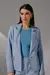 Blazer feminino em linho azul claro com modelagem soltinha — look de frente com blusa canelada azul