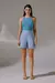 Short feminino azul claro em linho com cintura alta, botões forrados e shape alfaiataria — vista frontal