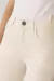 Calça jeans skinny off-white Brisa com botão cristal e cós descontruído foco nos detalhes