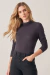 Blusa daniela gola rolê preta, foto frontal com foco no produto