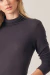Blusa daniela gola rolê preta, foto frontal com foco nos detalhes do produto.