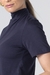 Blusa dafne gola alta pima azul marinho, foto frontal foco nos detalhes do produto.