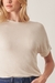 Blusa damaris branca, frete frontal com foco no tecido do produto.