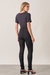 Blusa dara preta, foto da modelo de costas all look.