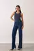 Foto frontal com foco no produto da nossa Calça Jeans Feminina Wideleg Escura Laís, modelo com look completo.