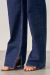 Foto com foco na barra da nossa Calça Jeans Feminina Wideleg Escura Laís, foto com foco nos detalhes.