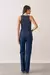 Foto das costas com foco no produto da nossa Calça Jeans Feminina Wideleg Escura Laís, modelo com look completo.