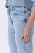 Calça reta feminina jeans clara com detalhes de pequenas aplicações brilhantes, modelo Maria, em destaque na região da cintura e quadril.