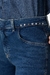 Foto frontal da Calça Skinny Cristais Michelly com foco nos detalhes em pedrarias no cós