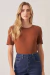 Foto frontal da modelo com a Camisa Feminina Básica Marrom.