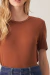 Foto frontal da modelo mais aproximada mostrando mais próximo a Camisa Feminina Básica Marrom.