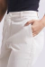 Bermuda Feminina Off White Poliana, foco nos detalhes, bolso faca e botão forrado