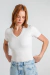 Modelo vestindo blusa canelada creme de gola V com shape justo