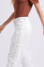 Foto lateral com foto nos detalhes da Calça Jeans Reta Feminina Sophie