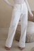 Foto frontal com foco no produto, a Calça Jeans Wide leg Off White Safira