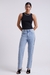 Foto frontal da modelo com a Calça Jeans Reta Feminina Sônia