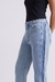 Foto da Calça Jeans Reta Feminina Sônia com foco no detalhe lateral