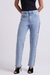 Foto frontal da modelo com a Calça Jeans Reta Feminina Sônia, com foco no produto