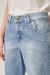 Detalhe da cintura alta e bolsos sobrepostos da Calça Jeans Wide Leg Azul Claro Veronica