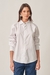 Camisa Branca Feminina Angela - Vista frontal com modelagem oversized e fechamento embutido