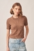 Modelo vestindo a Blusa Tricot Caramelo em visão frontal, destacando a textura furadinha e o caimento justo