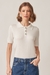 Modelo vestindo Polo Tricot Off-White em estilo clássico, com botões orgânicos e caimento leve