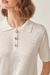 Close nos botões da Polo Tricot Off-White, realçando o brilho dos botões orgânicos