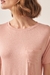 Detalhe do bolso frontal da T-Shirt Feminina Rosa Danone.