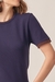 Detalhe dos acabamentos contrastantes da Blusa Feminina de Tricot Azul Filipa