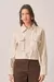 Jaqueta jeans feminina off-white cropped com bolsos, vista frontal