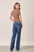 Vista traseira da calça jeans wide leg azul com bolsos tradicionais e corte reto.