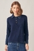 Modelo vestindo a Blusa Feminina Azul Marinho Francine, em jeans premium e gola estruturada