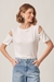 Modelo vestindo a Blusa Feminina Off-white Francisca, combinada com jeans claro