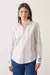 Camisa feminina listrada Cléo com shape leve e gola tradicional