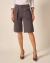 Bermuda feminina Jorts Anelise na cor cinza chumbo, modelo longo, com bolsos frontais, usada por uma mulher.