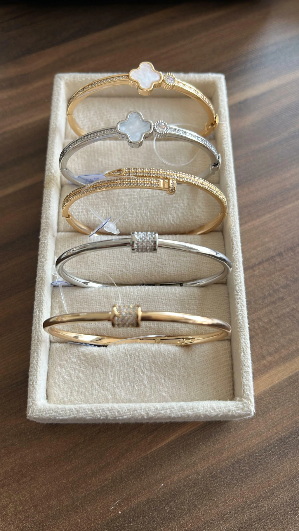 Braceletes prata ou dourado em cravação