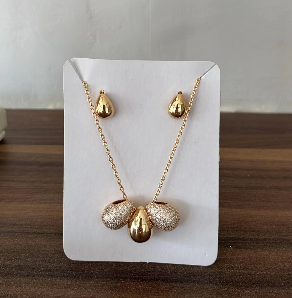 Conjunto Gotas com pingente cravejado