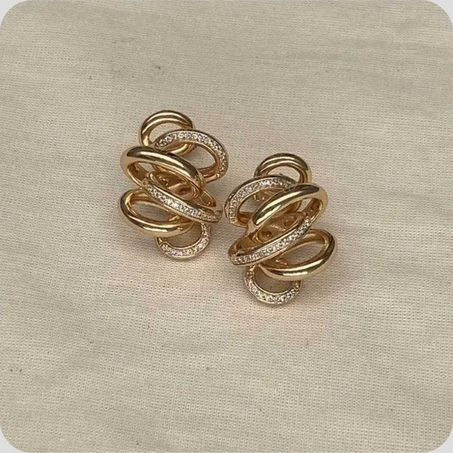 Brinco entrelaçado liso com zirc