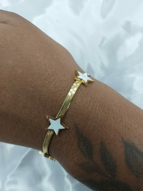 Pulseira aço inox dourado pele de cobra com estrelas brancas fecho lagosta