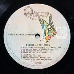 Queen - A Night at the Opera na internet