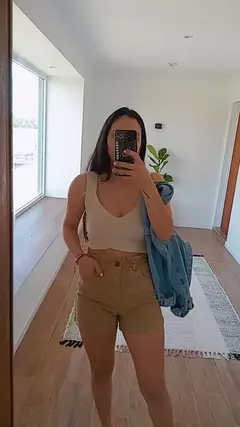 Short Simona en internet