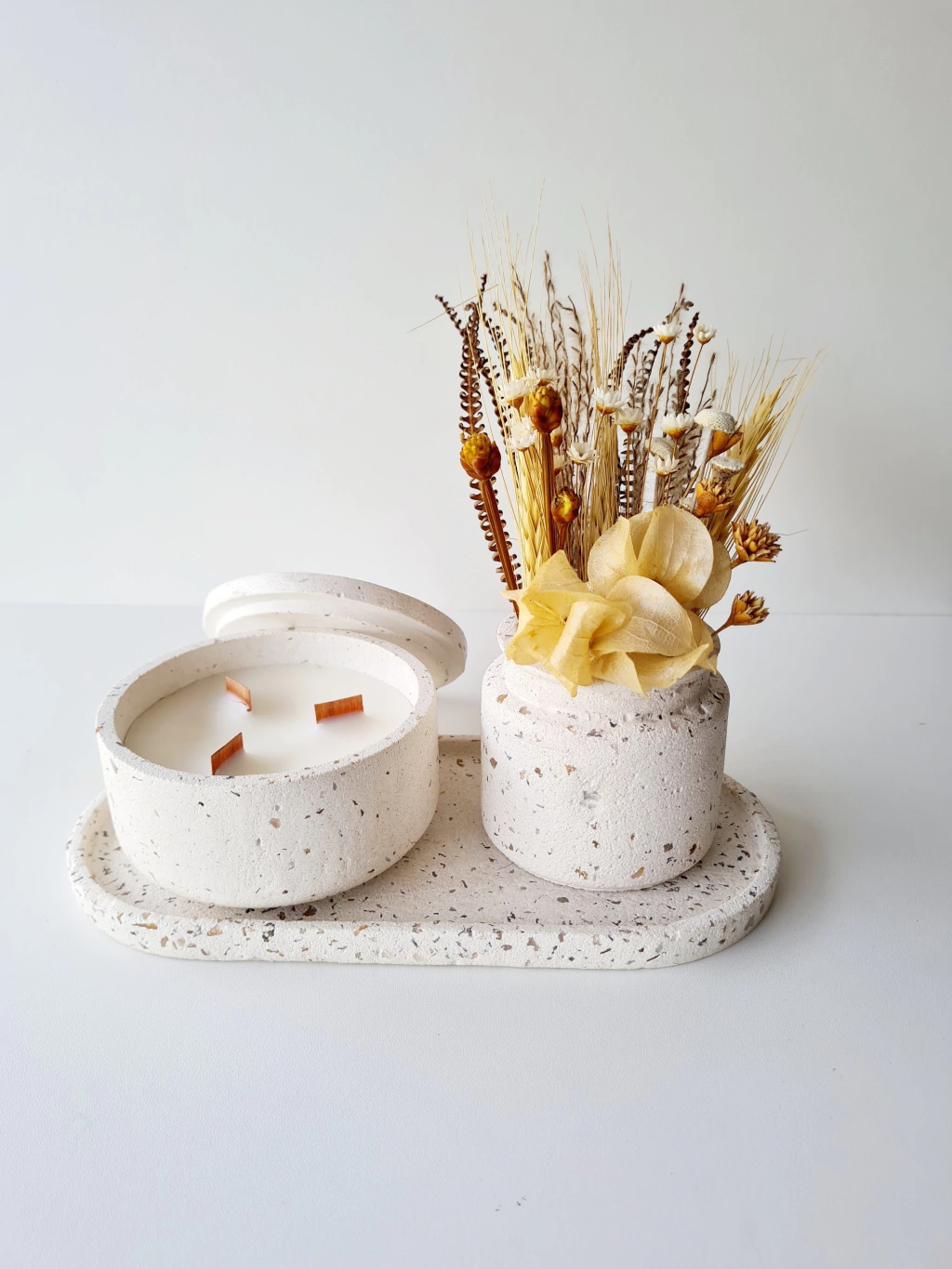 Kit Vela Aromática Bia com bandeja oval+ vasinho com arranjo de flores secas