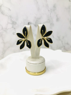 Brinco flor preta
