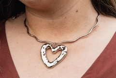 Choker em aro ondulado com maxi coração orgânico Na cor ródio