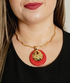 Choker em aro ondas com pingente organico em resina vermelha